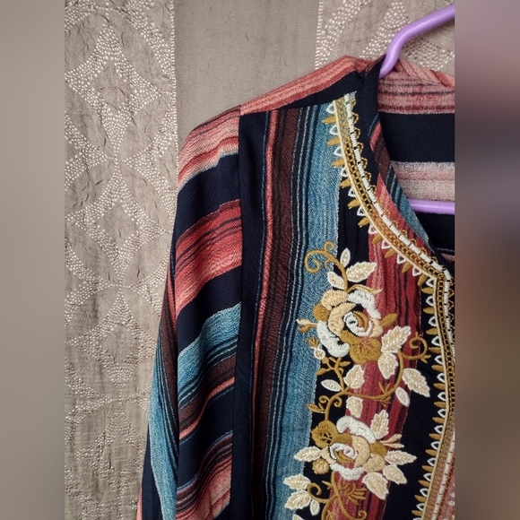 💎 Savanna Jane Women's Top Flowy Embroidered Floral Striped - Picture 4 of 14